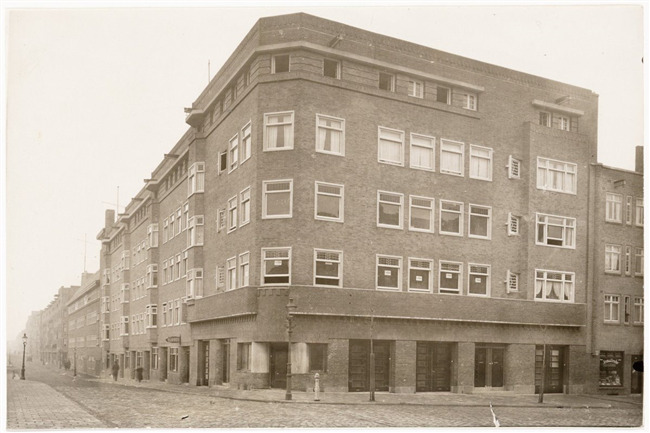 Het blok vlak na oplevering.
              <br/>
              Stadsarchief Amsterdam, 1926